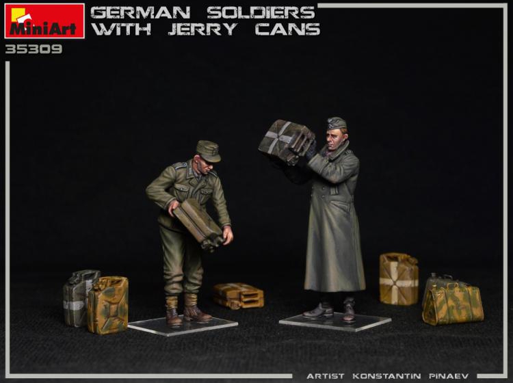 Немецкие Солдаты c Канистрами